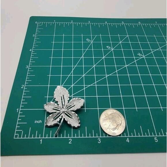 VTG Sarah Coventry Leaf Textured Smooth‎ Silver Tone Brooch Pin Signed SarahCov - Picture 9 of 10